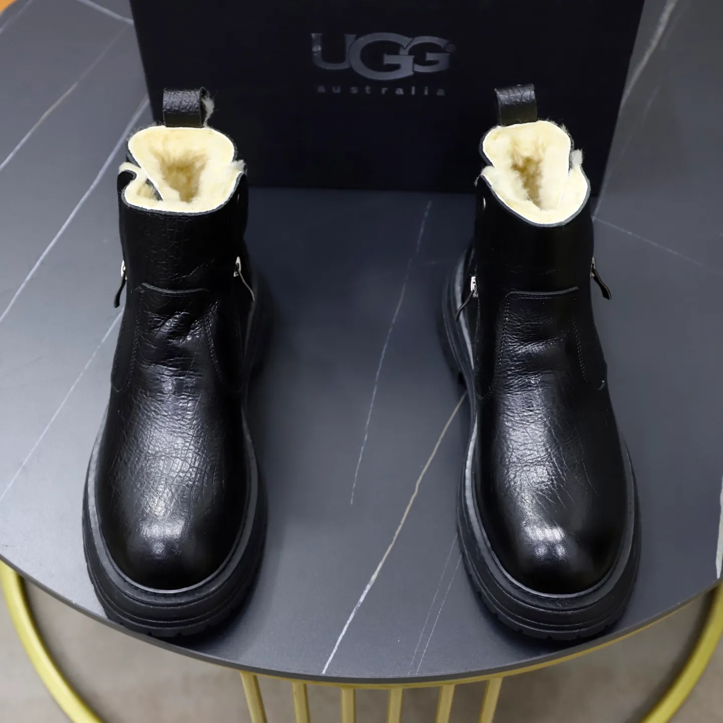 Ex-factory price: 680💰Thick wool imported from Australia Brand: UGG genuine purchasing agent Size: 38-44 (customized in 45) Grade: Official website 1:1 Material: First-layer genuine leather waterproof and antifreeze upper Real wool lining Original non-slip Soft wear-resistant outsole Style category: Men's casual shoes Trendy style Comfortable on the feet Color: Official website color synchronization